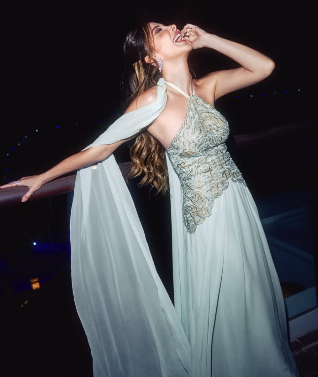 kuw_nancy's tweet photo. لا لا لا تلوم اللي تولع في الغرام واللي ... اللي وصل في الهوى وحد الجروح ..🩵
#نانسي_عجزم 
@NancyAjram https://t.co/dNPB6GtxDs