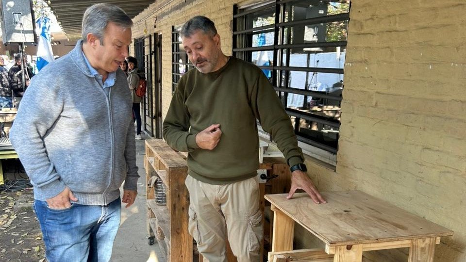 CascallaresPJ's tweet photo. Con @JuanoFabiani participamos de la inauguración de un nuevo espacio destinado a la producción, la formación y la comercialización de la Cooperativa "Cactus", en nuestra localidad de Burzaco.

La apertura coincidió con el Día Mundial del Ambiente y este emprendimiento justamente reivindica la estrecha relación entre el desarrollo humano y la preservación del ambiente, ya que desarrolla tareas de recuperación de muebles, reutilización de materiales y la transformación de elementos en desuso en nuevos objetos con valor agregado.

#BrownConVos