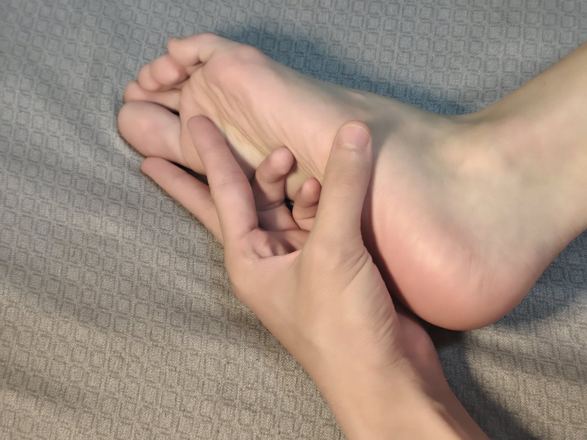 SkadiThere's tweet photo. 不算小巧的足
 （比划🖐🖐..）
#足  #男娘 https://t.co/xKRAeBFV1f