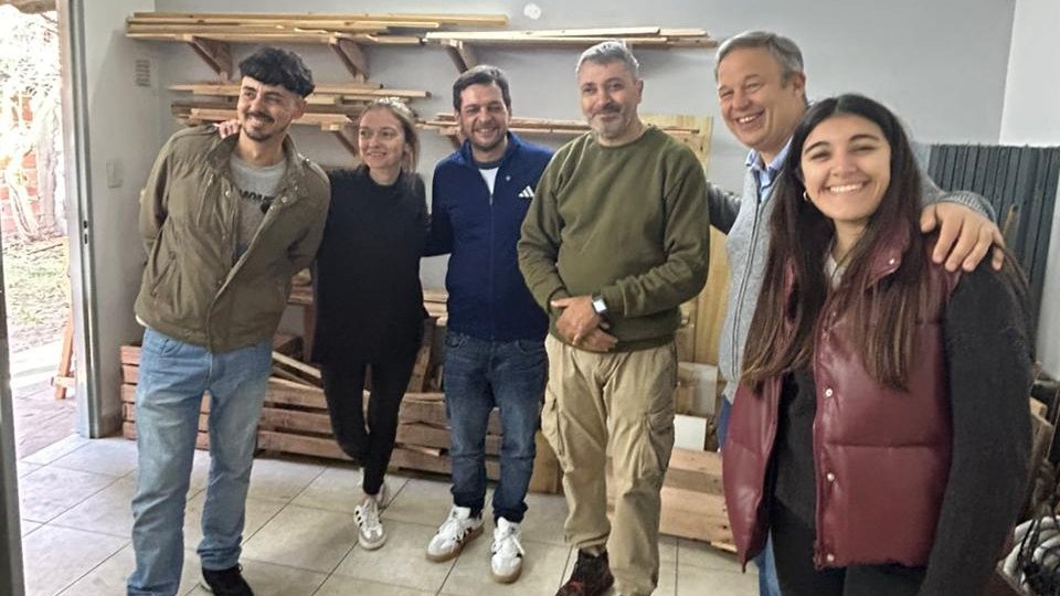 CascallaresPJ's tweet photo. Con @JuanoFabiani participamos de la inauguración de un nuevo espacio destinado a la producción, la formación y la comercialización de la Cooperativa "Cactus", en nuestra localidad de Burzaco.

La apertura coincidió con el Día Mundial del Ambiente y este emprendimiento justamente reivindica la estrecha relación entre el desarrollo humano y la preservación del ambiente, ya que desarrolla tareas de recuperación de muebles, reutilización de materiales y la transformación de elementos en desuso en nuevos objetos con valor agregado.

#BrownConVos