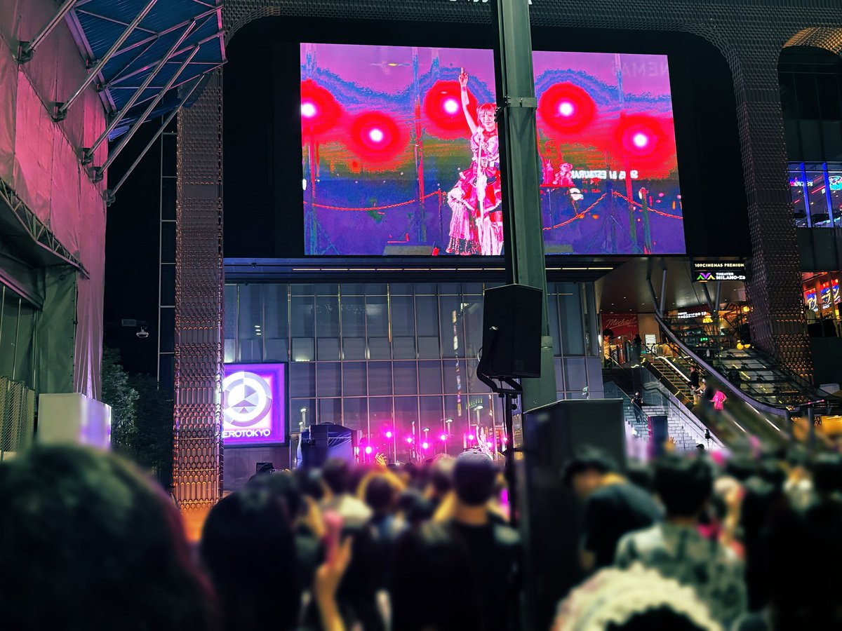 naraidate's tweet photo. ロフト終わり早足で向かって、視界これだし2.5曲しか聴けなかったけど、意味しかなかった https://t.co/lEY4XCFSRz