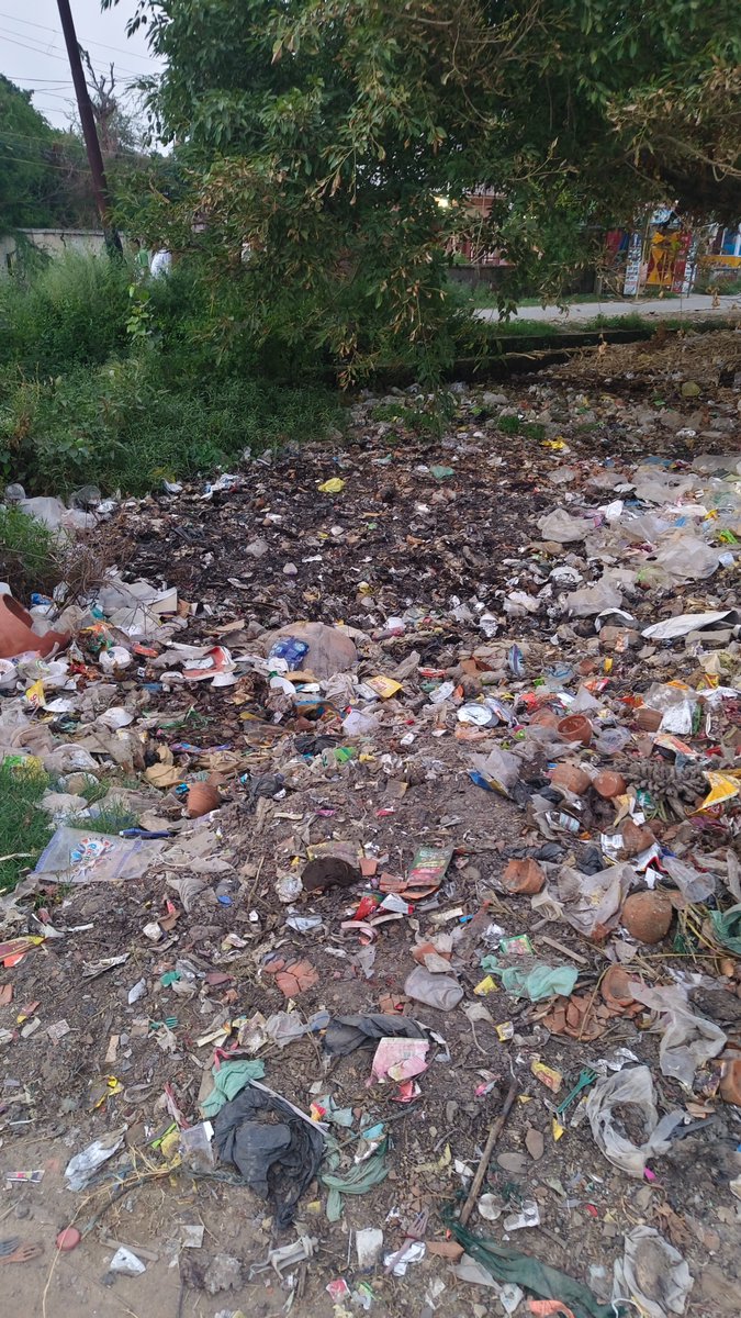 JaideepParasha5's tweet photo. @UPGovt @ChiefSecyUP @CommissionerBa1 @dmbareilly @CdoBareilly @PMOIndia महोदय जनपद बरेली के विकास खण्ड रामनगर के ग्राम मनोना में प्राचीन ब्रह्मदेव महाराज के मंदिर एवं पूर्व माध्यमिक कन्या विद्यालय के पास भयंकर गन्दगी के कारण भयंकर संक्रमण फैलने का खतरा, कृपया संज्ञान लें https://t.co/p5rLJSkVki