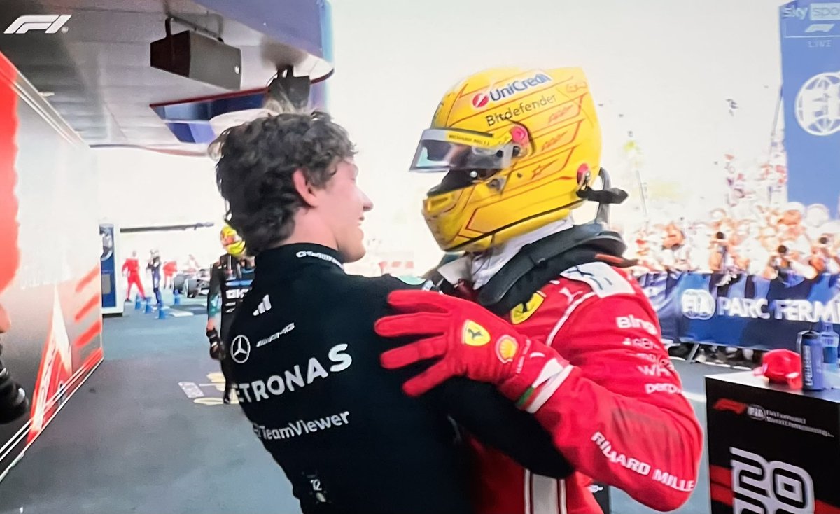 Apndp's tweet photo. Chapeau Hammer #hamilton.
Il primo a complimentarsi con lui per la vittoria #Ferrari a #Barcellona?
#kimi #antonelli (costretto al ritiro).
Si è campioni anche per questo: 
la determinazione nell'affermare la propria grandezza, 
l'umiltà nel riconoscere la grandezza altrui.
E comunque: in #F1 è sempre #italia!