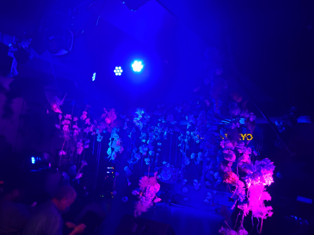 booboo_GG's tweet photo. 渋谷 TOKIO TOKYOへライブ観賞してきました🪼
アコースティック良かったです🖤
ロック　バラード多めでした♪
ステージの花や香りライティング。カッコよかったです https://t.co/86oHlDgM7b