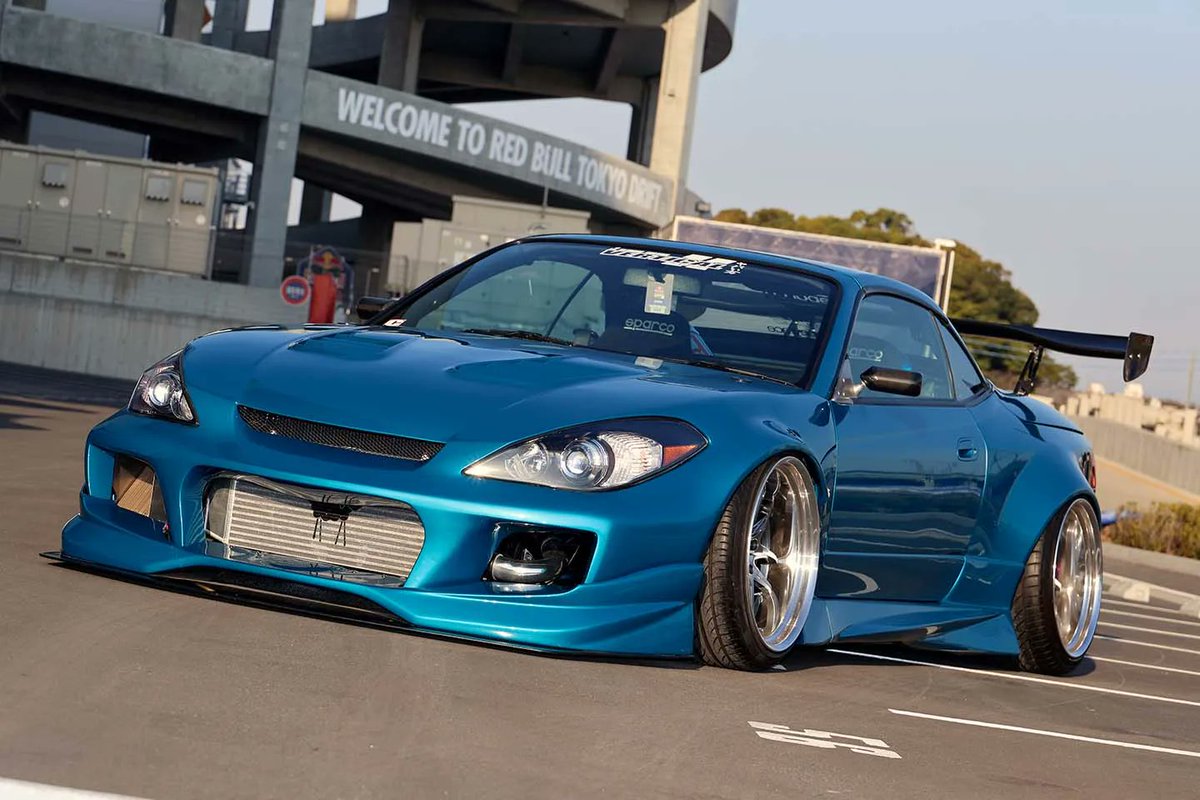 TunedCarsJapan's tweet photo. 「“開く”を極めたS15シルビアがここに！」フルオープン変形ヴァリエッタの衝撃!!
https://t.co/og2jZK0LsA

北米車流用ライトやパイプフレーム化など大胆なボディメイクに加え、440ps仕様のターボエンジンや競技車両テイストの内装まで投入。見せるだけで終わ��ない、全方位型フルカスタムマシンだ。 https://t.co/FyFkEt6bv1