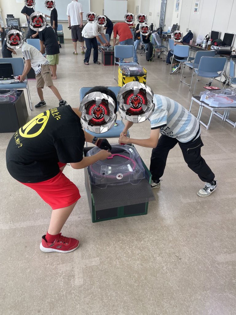 bori_jp's tweet photo. ひとしきりベイを回したら本日最初のイベントは２７人総当り戦であります。
対戦表を作るのがまた大変ですね...、字が小さい😅 https://t.co/sCof4qdL65