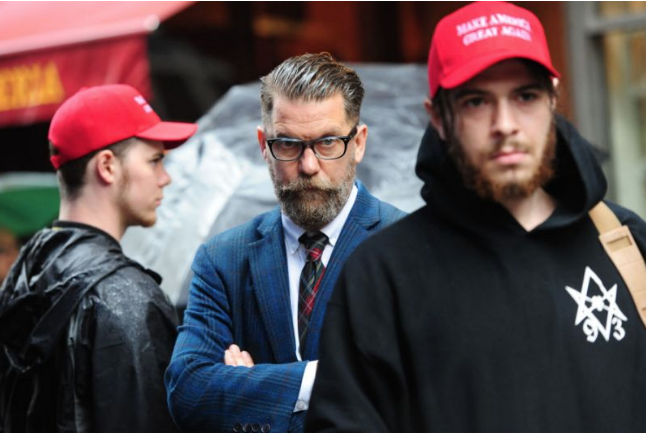 pendragon418's tweet photo. @vencerosmaus @toninhodocall Sim.
Essa foto foi em Charlottsville 2017, o de moleton com o hexagrama 93 era o Mathew Lyons, atrás dele o líder dos Proud Boys Gavin Machines.
Lyons morreu de overdose de fentanyl alguns anos depois. https://t.co/9s4tcJxnGr