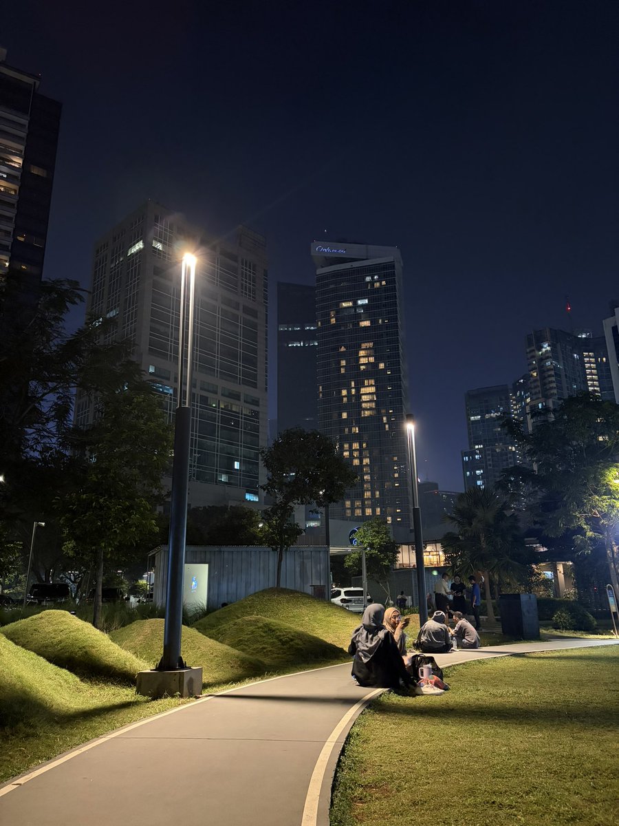 JMeikenser's tweet photo. The biggest Privilege living in Jakarta was being able to access many park with public transport https://t.co/SIlD212pW4