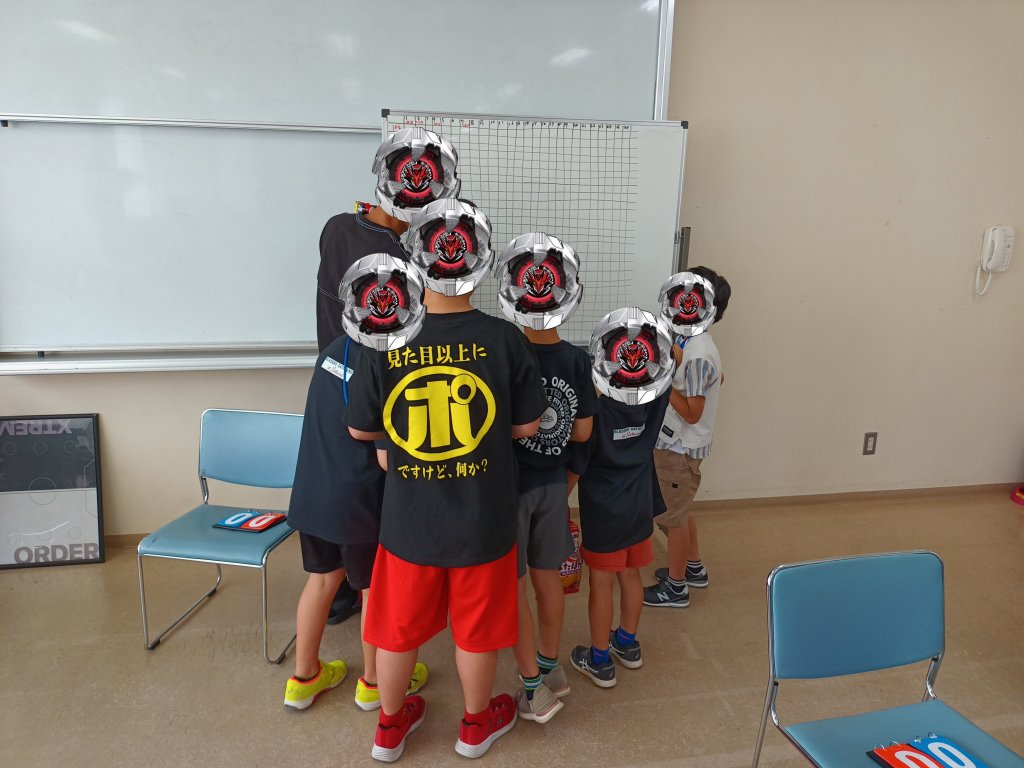 bori_jp's tweet photo. ひとしきりベイを回したら本日最初のイベントは２７人総当り戦であります。
対戦表を作るのがまた大変ですね...、字が小さい😅 https://t.co/sCof4qdL65