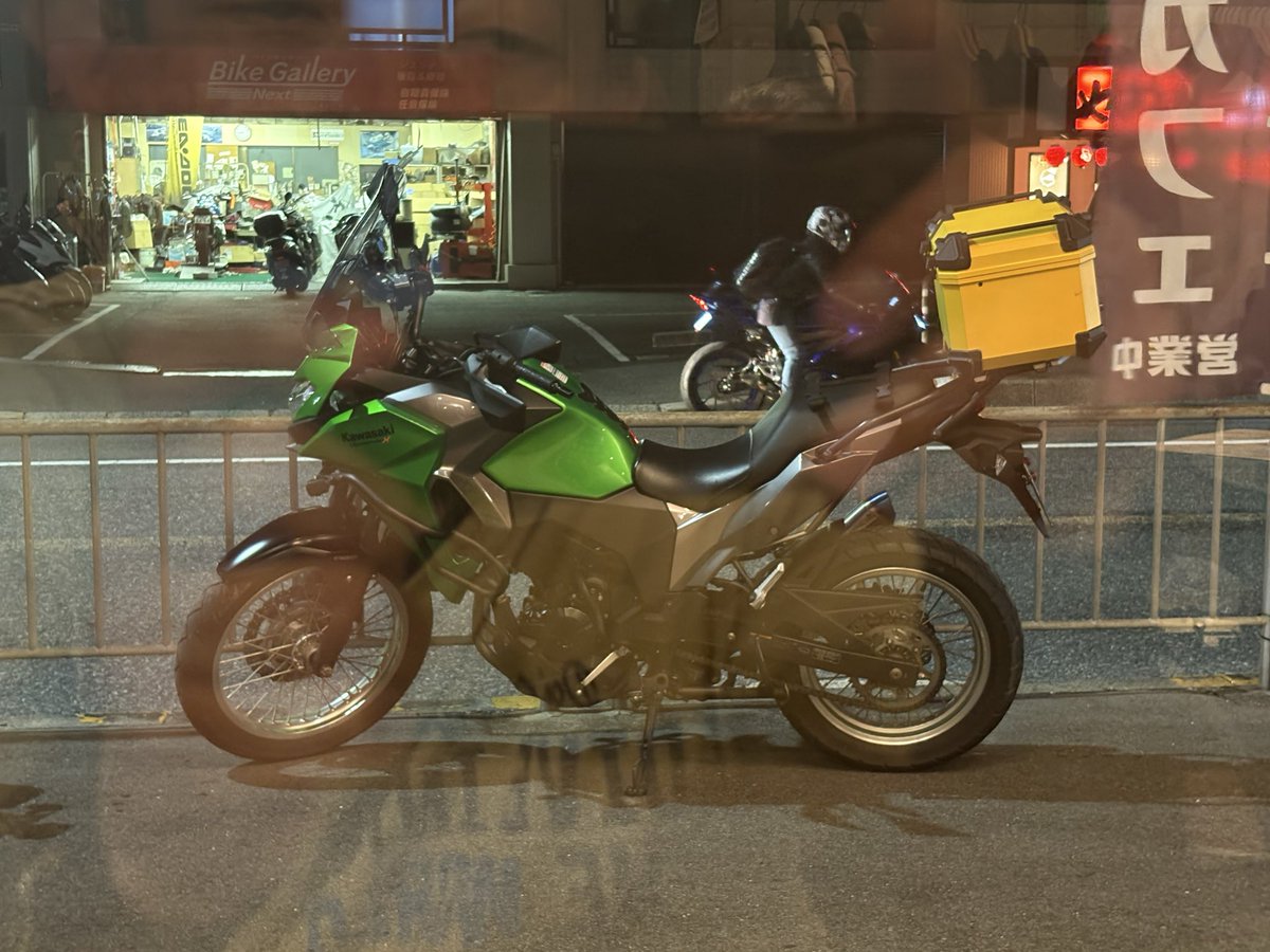 evrycopen's tweet photo. バイク🏍️とロック🎵と😋メシ🍽️と🍺（ノンアル）店内には複数の革jacketとZ1&amp;SRのcafe customがそしてエレキ🎸と沢山の模型やグッズやらが置いてありました✨
昭和ちっくな夜のライダースカフェも雰囲気良きですね✨♪
初来店なのにお喋りして長居しちゃった💦
何と！オーナーママさん880コペン乗り😎 https://t.co/nSLSBnlA46
