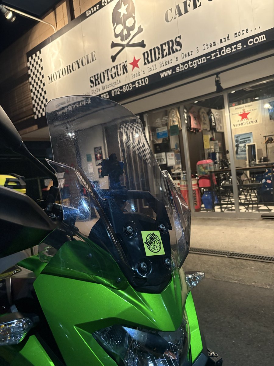 evrycopen's tweet photo. バイク🏍️とロック🎵と😋メシ🍽️と🍺（ノンアル）店内には複数の革jacketとZ1&amp;SRのcafe customがそしてエレキ🎸と沢山の模型やグッズやらが置いてありました✨
昭和ちっくな夜のライダースカフェも雰囲気良きですね✨♪
初来店なのにお喋りして長居しちゃった💦
何と！オーナーママさん880コペン乗り😎 https://t.co/nSLSBnlA46