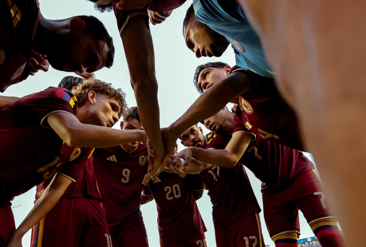 carlossalezard's tweet photo. Como venezolanos, sabiendo que países como Haití, Cabo Verde, Qatar, etc. Están en el Mundial, es normal sentir resaca de la desilusión de las eliminatorias e incluso una leve sensación de injusticia.

Ahora bien, viendo la actitud con la que juegan esos locos los partidos importantes, yo no puedo afirmar que seamos más que ellos futbolísticamente o que lo “merezcamos más”.

Intentar medir el nivel de nuestra selección por los amistosos es el equivalente a cantar bien en la regadera. La pauta se marca es sobre los escenarios de alta competencia.