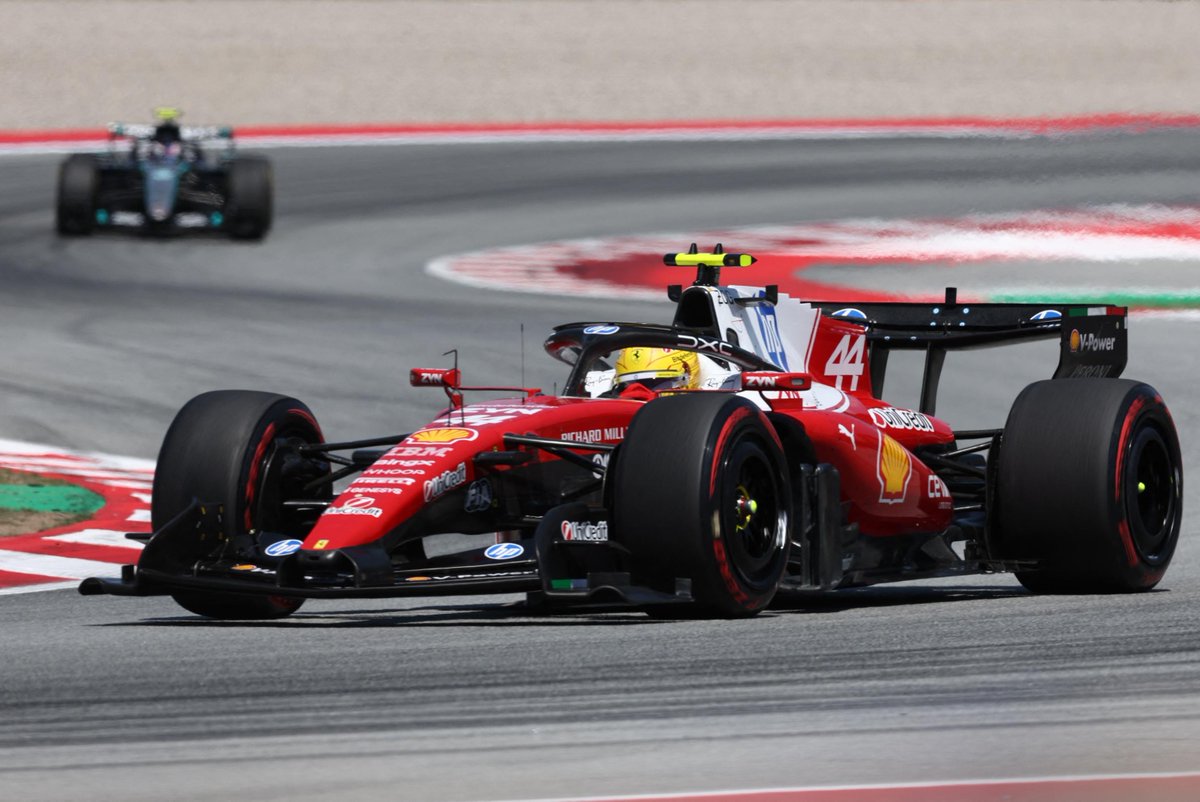 Agenzia_Ansa's tweet photo. F1 | Hamilton urla: 'Forza Ferrari, mi avete aiutato a ricordare chi sono'. Era dal 2024 che la Scuderia non vinceva un Gran Premio mentre per il britannico quella odierna a Barcellona è la 106/a vittoria in carriera. #ANSA https://t.co/H0v3nZWbcz