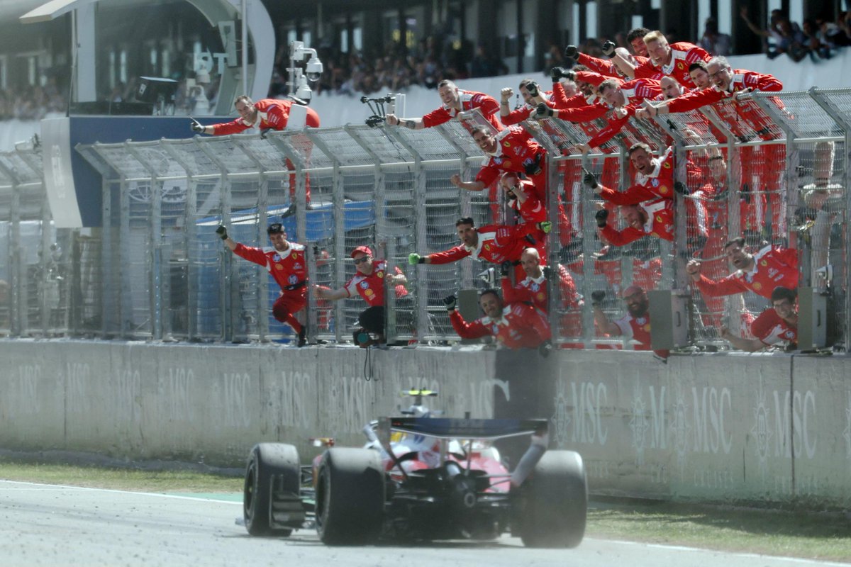 Agenzia_Ansa's tweet photo. F1 | Hamilton urla: 'Forza Ferrari, mi avete aiutato a ricordare chi sono'. Era dal 2024 che la Scuderia non vinceva un Gran Premio mentre per il britannico quella odierna a Barcellona è la 106/a vittoria in carriera. #ANSA https://t.co/H0v3nZWbcz