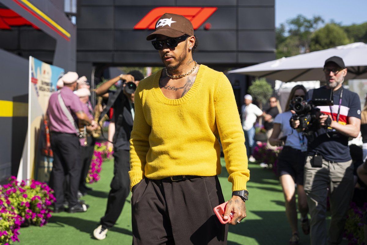 Agenzia_Ansa's tweet photo. F1 | Hamilton urla: 'Forza Ferrari, mi avete aiutato a ricordare chi sono'. Era dal 2024 che la Scuderia non vinceva un Gran Premio mentre per il britannico quella odierna a Barcellona è la 106/a vittoria in carriera. #ANSA https://t.co/H0v3nZWbcz