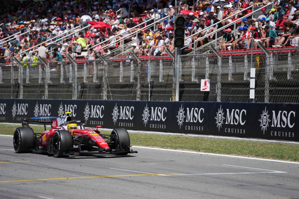 Agenzia_Ansa's tweet photo. F1 | Hamilton urla: 'Forza Ferrari, mi avete aiutato a ricordare chi sono'. Era dal 2024 che la Scuderia non vinceva un Gran Premio mentre per il britannico quella odierna a Barcellona è la 106/a vittoria in carriera. #ANSA https://t.co/H0v3nZWbcz