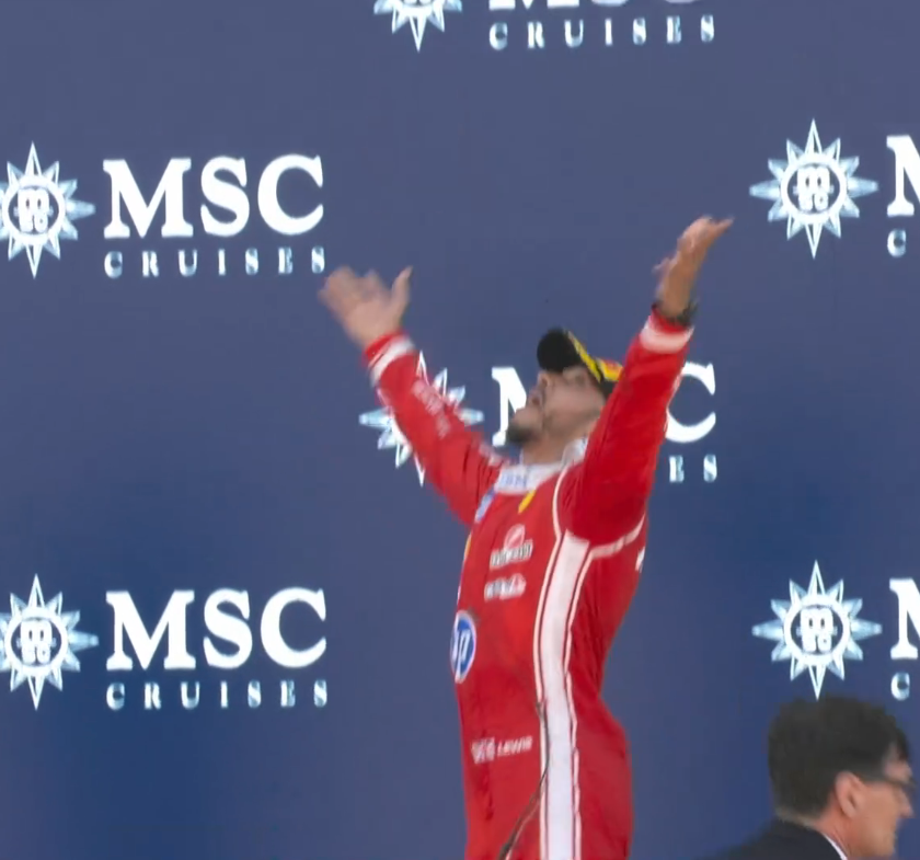 blog_formula1's tweet photo. O LEWIS JOGOU O TROFÉU PRA CIMA NO PÓDIO!!!

O HOMEM É A FELICIDADE EM PESSOA!!!!!!!!!!!!!! https://t.co/sQP1LSks46