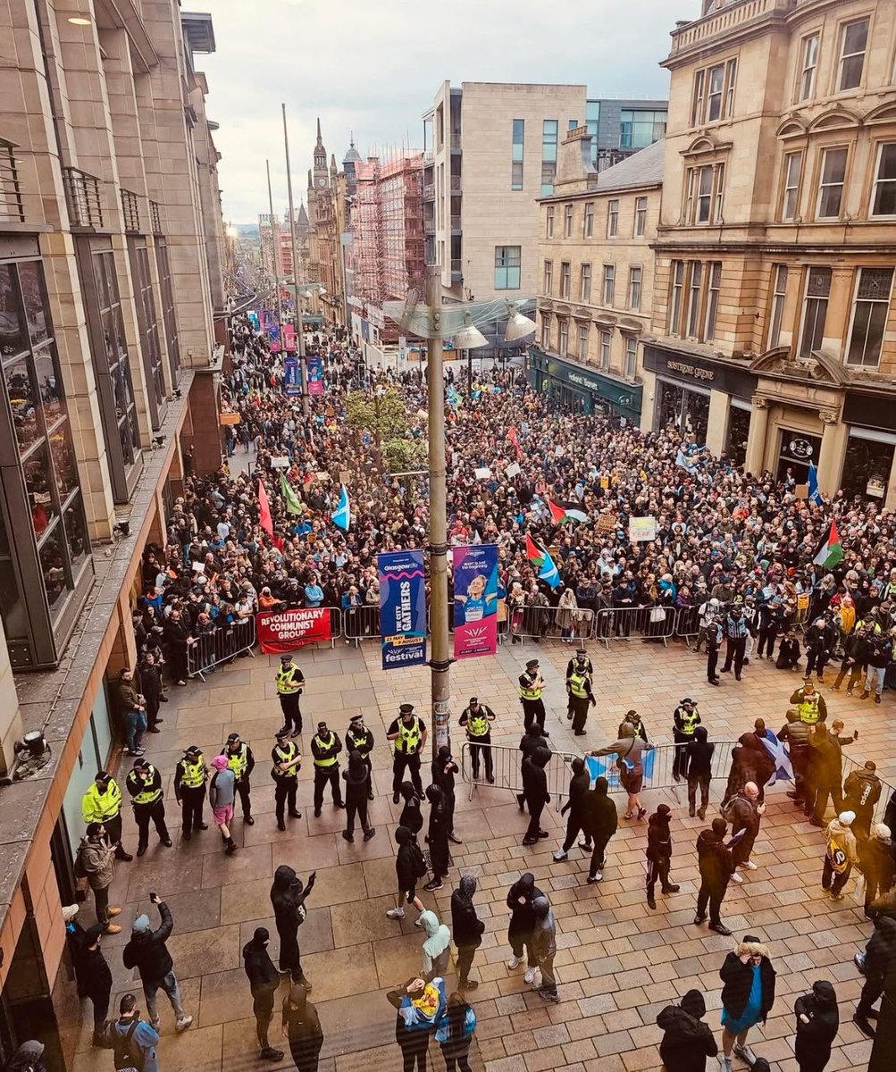 mhdksafa's tweet photo. Elon Musk continues to manipulate public opinion by censoring anti-racist posts, while simultaneously boosting racist content!

The massive crowd at the top of the image are the ones standing up to racism.

The ones behind the police cordon hiding their faces, are the racists. https://t.co/x0A8zXlypO