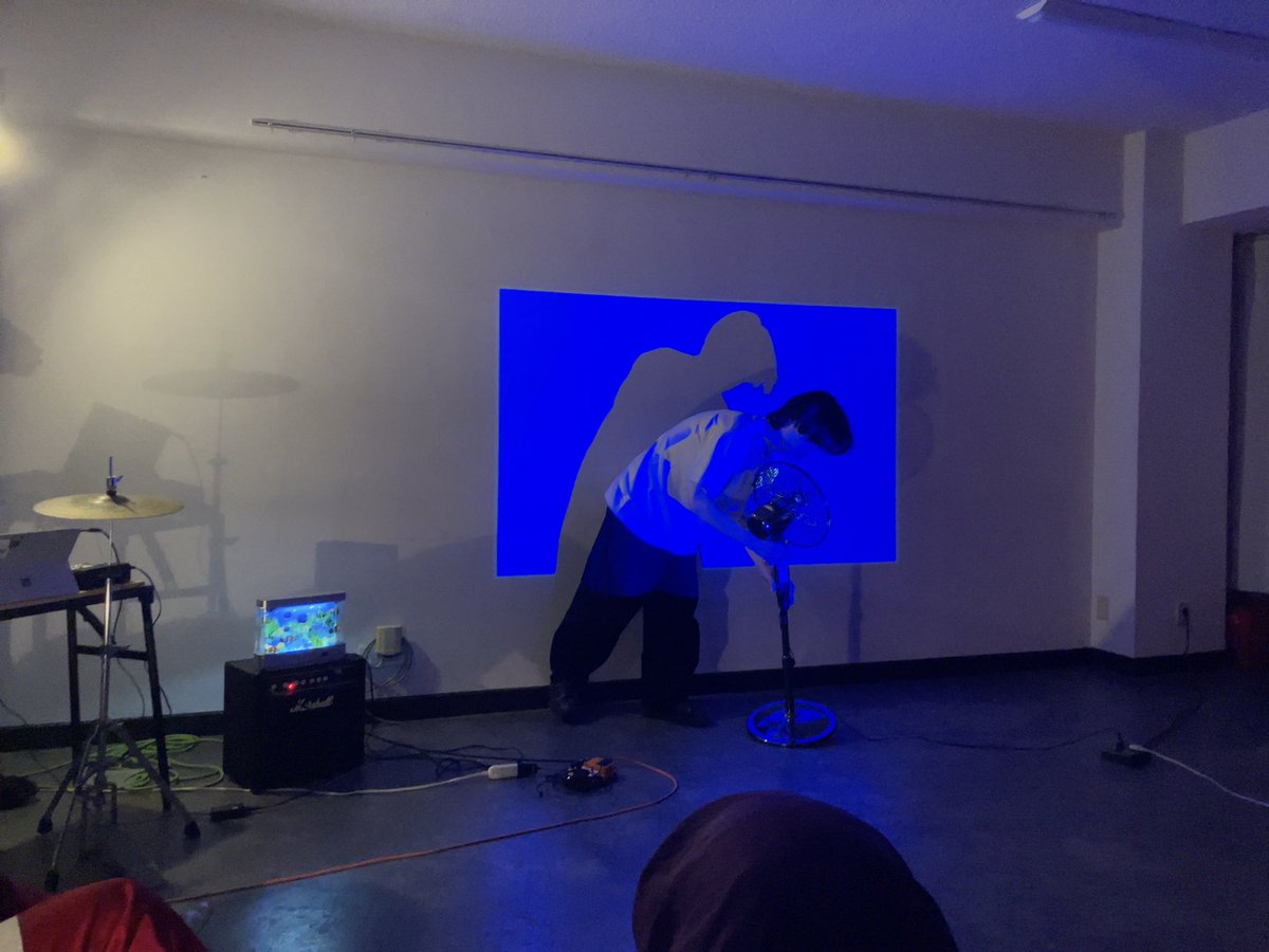 katomina102's tweet photo. 「パーフェクト・ビーチ」
西﨑達磨さんの作品を初めて観て感動しました
知らない横浜の町、知り合いもいない、4階という心細さと会場だったのに、それこそがいい要素に
普段俳優じゃないという布施琳太郎さんも素晴らしく、本当、肩書きってどうでもいいなとしみじみ
3人の人でやってると思えなかった https://t.co/4vpUSMztDn