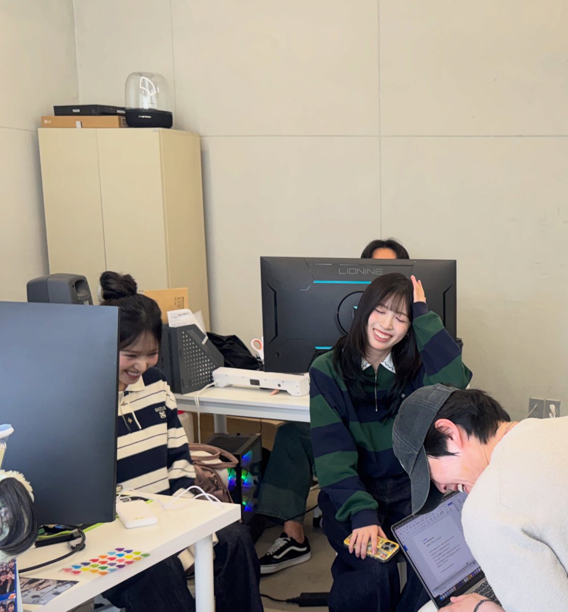 045a42's tweet photo. 260614 솔파스튜디오 IG #리센느 

연습생 데뷔기념 비하인드)
연습생편은 다른편에 비해 이야기 구성이 적다. 연습생편 특성상 컨셉을 잘 잡으면 구성은 뼈대만 있어도 되기때문. 컨셉잡고 촬영중 계속 피드백을 하다보면 캐릭터들이 알아서 움직이는 구조가 된다. 자율주행 모드 on.

촬영 30분전쯤 처음 만났는데 ‘요즘 둘만 있어서 돈독해졌어요’ 라고 말 하는 연습생들. 속으로 나이쓰를 외치며 컨셉 설명하고 촬영 시작.