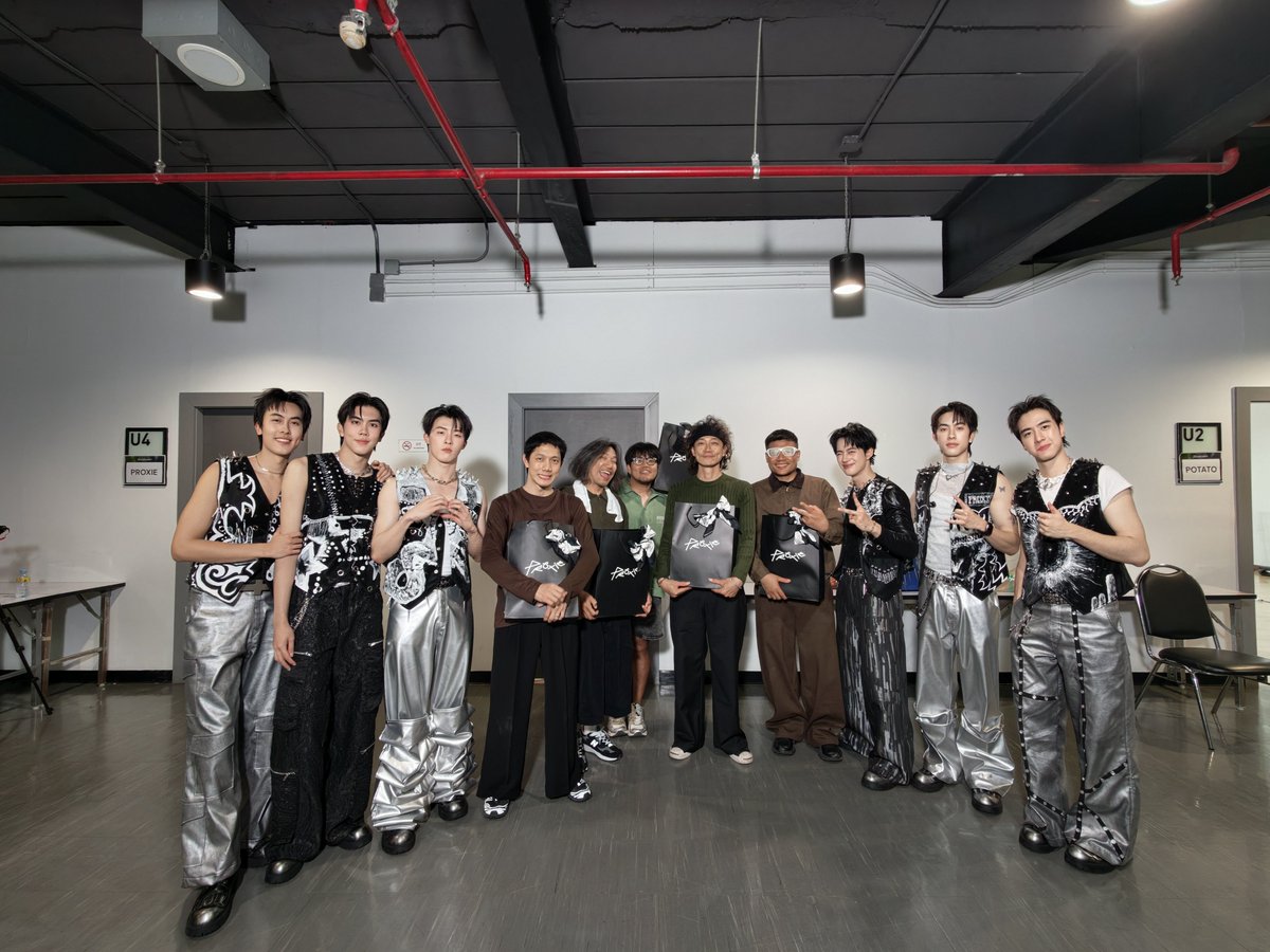 PROXIE_Official's tweet photo. ขอบคุณพี่ ๆ วง @potatoband ที่ให้พวกเราร่วมโชว์ในครั้งนี้ วันนี้พวกเราสนุกมาก ๆ ประทับใจมาก ๆ ครับ 🩶

#POTATOBand
#vivoxPROXIE
#vivoZOOManiaConcert
#PROXIEth
#bROTHERSMUSIC https://t.co/x36F4EZ5nA