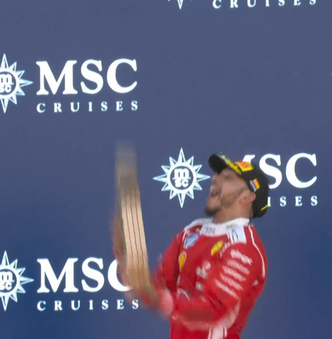 blog_formula1's tweet photo. O LEWIS JOGOU O TROFÉU PRA CIMA NO PÓDIO!!!

O HOMEM É A FELICIDADE EM PESSOA!!!!!!!!!!!!!! https://t.co/sQP1LSks46