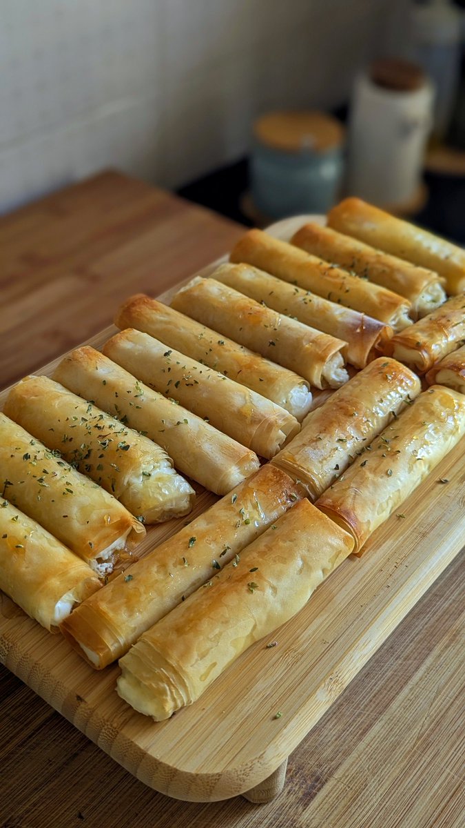 despacillo's tweet photo. Cortas queso feta, lo envuelves en masa filo, lo horneas 10min, le pones miel y orégano y: 👨🏻‍🍳 https://t.co/yco4rBCT8j