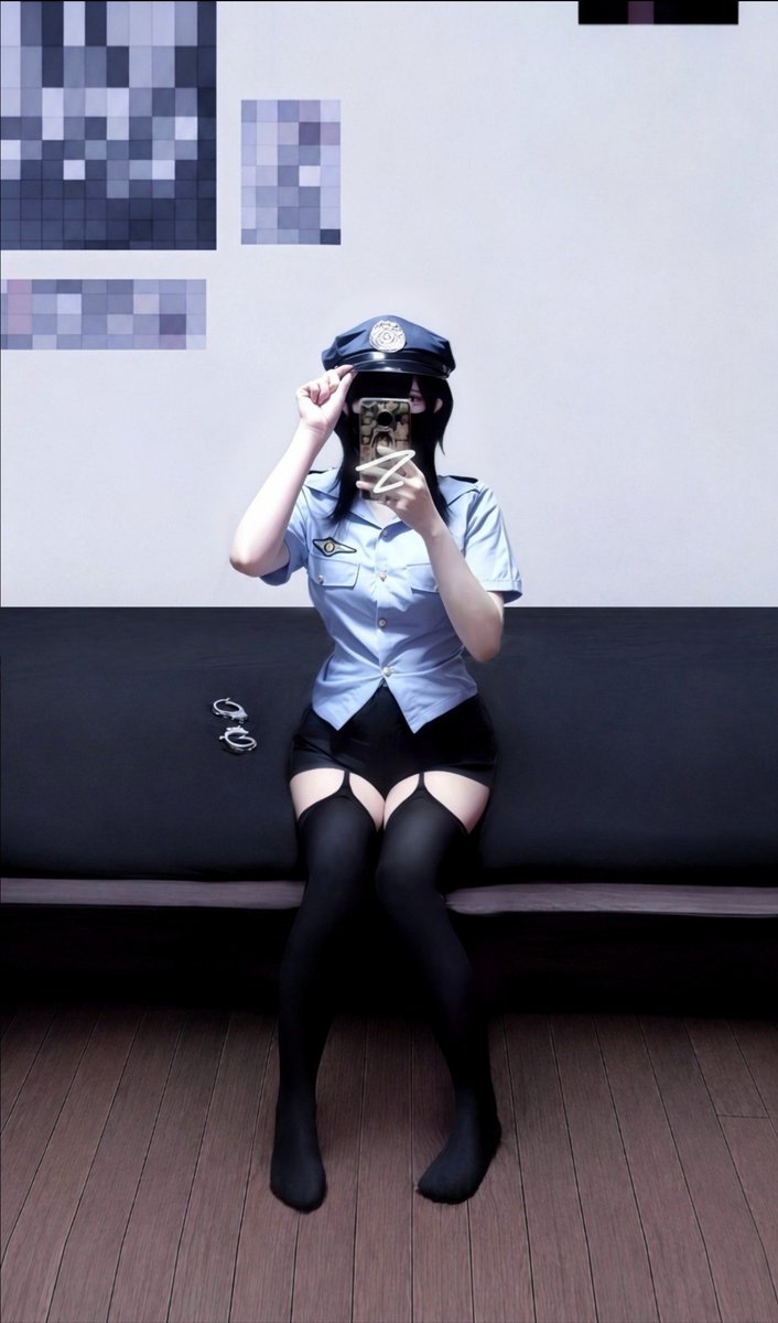 yx_x00's tweet photo. ←【ポリスコス】         VS              【チャイナコス】→ https://t.co/oAiHo8g262