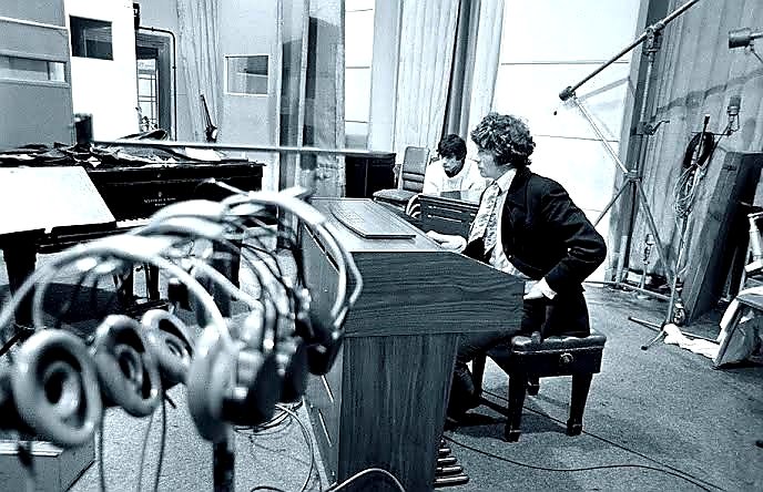 F3hvu6kKTYXcOAF's tweet photo. A friend knows the song in my heart and sings it to me when my memory fails.
#RodArgent
#BOTD🎂
#TheZombies - Friend Of Mine
From The BBC Studio 1968.
https://t.co/soFtOmlVl8
This Will Be Year (mono)
https://t.co/plx4y92HsQ https://t.co/Fjprv2zLRP