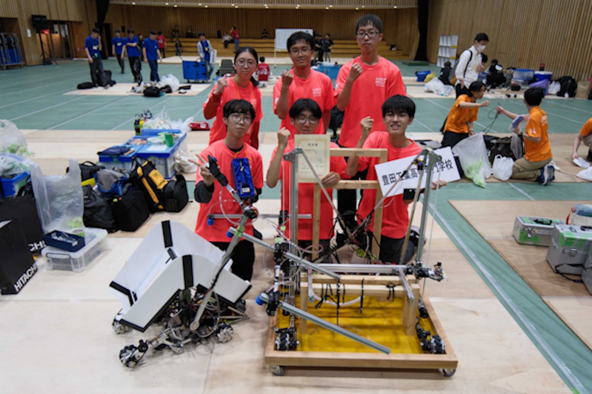 NITTC_grobo's tweet photo. 学ロボ2026 豊田高専「とよたし♡ロボコンブ」は、
Fグループ1勝1敗、グループ内2位同士の順位では3位で
惜しくも予選敗退となってしまいましたが、
2023年大会ぶりの勝利を得ることができました！
応援いただき、本当にありがとうございました！
これからもよろしくお願いします。
#ロボコン #学ロボ https://t.co/gGtOufsbmO