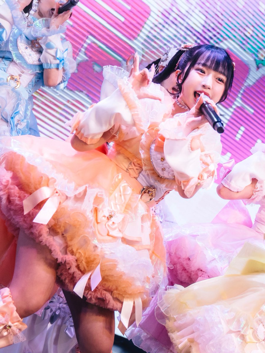 Momo_Pchuu's tweet photo. アイドルデビューして今日で1年🧡🎀

今日でアイドルデビューという夢を叶えてから、ちょうど1年が経ちました🎀

1年前の今日、初めてステージに立って、ステージから見えたペンライトやみんなの表情に感動して、一生アイドルをしたい！と心から思ったのを昨日のことのように覚えています。

実はその日、本当に緊張していてステージに出る直前までずっとドキドキしてたんだ:(^.  ̫ .^ ):
でもステージに立った瞬間、不思議なくらい楽しくて、キラキラした景色が目の前に広がっていて、もちにゃはこの景色を見たかったんだなって思いました！

アイドルになる前のももは、こんなにも沢山の人に愛してもらえるようになるなんて思っていなかったし、ましてや自分がアイドルデビューできるとも思っていなくて、夢のまた夢のお話だと思っていました。
だから今こうして歌って踊って、みんなに会えて、応援してもらえている毎日は本当に幸せです。

この1年で色々なことがありました。
嬉しいことも、楽しいことも、悔しいことも、不安になったこともありました。
でもどんな時も、アイドルが好き！もっと大きなステージに立ちたい！もっとたくさんの人に見つけてもらいたい！夢を叶えていきたい！というキラキラした気持ちは一度も変わらなくて

この気持ちを忘れずにここまでアイドルを続けてこられたのは、PrettyChuuのみんなと、いつも応援してくれているみんなのおかげです。

ライブに来てくれること。
特典会で会いに来てくれること。
SNSで応援してくれること。
みんなが思っている以上に、全部もちにゃの力になっています！
本当に本当にありがとう。

私はアイドルとして生きられる限り、誰よりも頑張りたいし、誰よりも幸せを届けたいです。
もっと大きな会場でライブがしたいし、
もっとたくさんの人にPrettyChuuを知ってほしいし、
もっともっと夢を叶えていきたい。
そしていつか、望月ももを応援していて良かったって思ってもらえるアイドルになりたいです！

2年目も初心を忘れず、夢のスーパーアイドルになるために頑張るので、みんな着いてきてくれたら嬉しいです💭ྀི🧡

この1年、みんなから愛をもらってばっかりだったから、もちにゃはその愛を100倍にしてキラキラパワーでお返しできるように全力で頑張るね！！

もちにゃはまだまだこんなところで終わらないから。
着いてきて後悔させないよ❤︎

アイドル1歳のもちにゃもよろしくお願いします🎀
みんなが大好き⸝⸝> ̫ <⸝⸝ᐡ♡