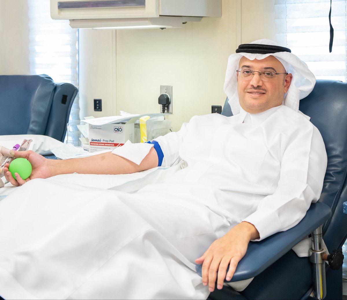 m_aljafry's tweet photo. شارك صاحب السمو الملكي الأمير #سعود_بن_طلال بن بدر محافظ #الأحساء ، الرئيس التنفيذي لهيئة تطوير الأحساء بمقر الهيئة اليوم " الأحد " ، في حملة التبرع بالدم التي نظمتها الهيئة بالتعاون مع مستشفى الملك عبدالعزيز بالأحساء التابع للشؤون الصحية بوزارة الحرس الوطني، ممثلًا بقسم بنك الدم، تزامنًا مع اليوم العالمي للتبرع بالدم 2026، وذلك في إطار الجهود الرامية إلى تعزيز ثقافة التبرع بالدم وترسيخ قيم التكافل والمسؤولية المجتمعية، بحضور عدد من قيادات المستشفى، وقيادات هيئة تطوير الأحساء

وأكد سمو محافظ الأحساء أن هذه المبادرات تجسد قيم التكافل والتلاحم بين أفراد المجتمع، وتسهم في تعزيز المسؤولية المجتمعية ونشر ثقافة العطاء والتطوع، مشيرًا إلى أن المشاركة في حملات التبرع بالدم تمثل واجبًا إنسانيًا ووطنيًا يسهم في إنقاذ الأرواح ودعم المنظومة الصحية

ونوّه سموّه بما تحظى به المبادرات الإنسانية والمجتمعية من دعم واهتمام من القيادة الرشيدة -حفظها الله-، التي تولي عناية كبيرة بدعم المبادرات الإنسانية وتعزيز المشاركة المجتمعية، انسجامًا مع مستهدفات رؤية المملكة 2030 التي تهدف إلى تحسين جودة الحياة وتنمية العمل التطوعي وتفعيل دور الفرد في خدمة المجتمع

وأوضح سموّه أن الحملة تهدف إلى تعزيز المخزون الإستراتيجي من الدم ومكوناته، وضمان توفير إمدادات آمنة ومستدامة لتلبية احتياجات المرضى والمنشآت الصحية، مبينًا أن التبرع الواحد يمكن أن يسهم في إنقاذ أكثر من حياة من خلال الاستفادة من مكونات الدم المختلفة