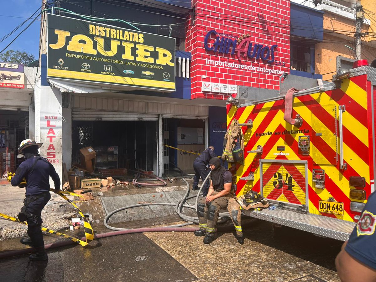 elheraldoco's tweet photo. Bomberos controlan emergencia por incendio de almacén de repuestos en el centro de Barranquilla 👉https://t.co/vg7PDzPjjL https://t.co/ILUxqs9q85