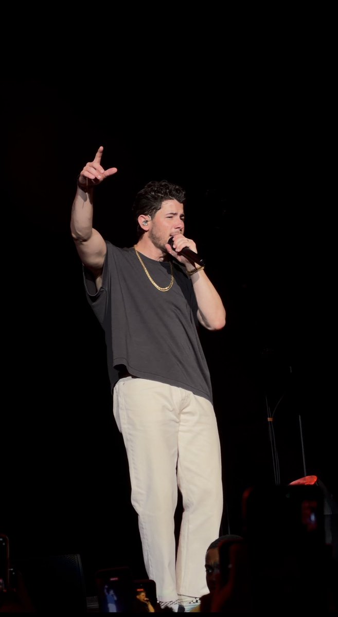 videogxrl's tweet photo. the man that you are nick jonas https://t.co/lJLySq3l7N