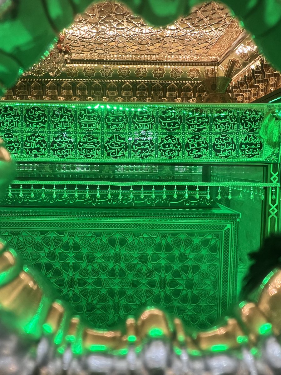 mulan107's tweet photo. سَأَبکيهِمُ ما ذَرَّ في الارضِ شارِقٌ
 وَنادى مُنادِي الخَيرِ لِلصَّلواتِ

وَما طَلَعَت شَمسٌ وَحانَ غُرُوبُها
 وَبِاللَّيلِ أَبْکيهِم وَبِالْغَدَواتِ https://t.co/47KmWAxeDF