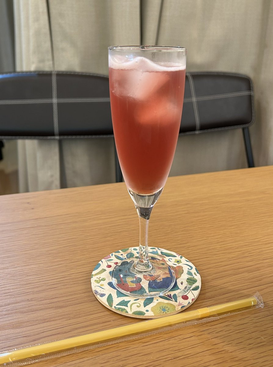 kajiyon's tweet photo. ミケポスさんのケーキセットと柘榴ソーダ。おいしいよ🤤　会場にいらっしゃれない方はぜひ通販サイトご利用ください💎　よろしくお願いいたします。 https://t.co/UzP4pUQ38m