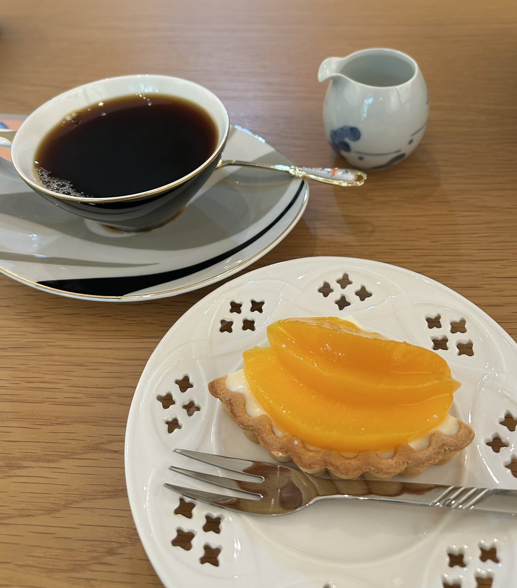 kajiyon's tweet photo. ミケポスさんのケーキセットと柘榴ソーダ。おいしいよ🤤　会場にいらっしゃれない方はぜひ通販サイトご利用ください💎　よろしくお願いいたします。 https://t.co/UzP4pUQ38m