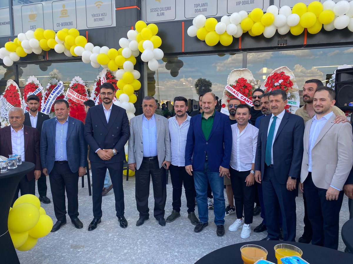 mdoganyetim's tweet photo. Şanlıurfa Büyükşehir Belediye Başkanı Sayın Mehmet Kasım Gülpınar, Önceki Dönem Milletvekili Sayın Ahmet Akay, Yeniden Refah Partisi Genel Başkan Danışmanı Sayın Mehmet Ekinci ve Esnaf ve Sanatkârlar Odaları Birliği Başkan Vekili Sayın Sami Öge ile birlikte Fakülte Yeni Nesil Kütüphanesi’nin açılış programına katıldık.

Gençlerimizin eğitim ve araştırma faaliyetlerine katkı sağlayacak bu önemli yatırımın hayırlı olmasını temenni ediyor, kütüphanenin öğrencilerimize ve şehrimize değer katmasını diliyorum.

@sanliurfatso @ahmetakayurfa @MehmetEkinci63 @oge_sami @TOBBiletisim @RHisarciklioglu