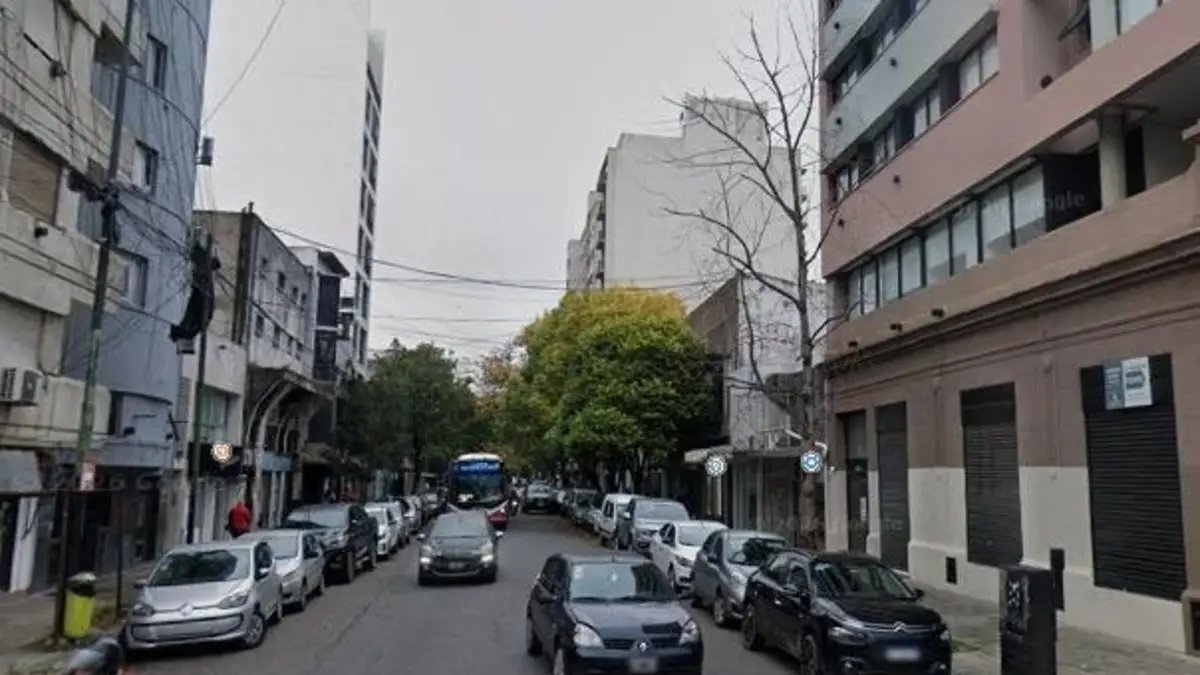 Hechosanderecho's tweet photo. #LaPlata 
Los padres de una menor de 15 años denunciaron que su hija sufrió un gravísimo ataque sexual en las últimas horas.
Ocurrió a plena luz del día, luego de que la chica salió de un local ubicado en inmediaciones de 4 y 50 y comenzó a caminar en dirección a 49. Avanzó  unas diez cuadras, cuando fue abordada de manera sorpresiva por un desconocido.
Según el testimonio familiar, el agresor la interceptó por la espalda, la redujo físicamente y la empujó por la fuerza hacia un pasillo lateral de la calzada. En ese espacio, la toqueteó por debajo de la ropa.
A pesar de la brusquedad de la situación y el estado de shock, la adolescente logró reaccionar activamente para defenderse del atacante. Consiguió zafarse a los golpes y correr a toda velocidad en busca de resguardo. Pocos metros más adelante, localizó una parada de taxis y le pidió ayuda a un conductor, quien la trasladó inmediatamente a su domicilio familiar.
Actualmente, las autoridades abocadas al caso trabajan en el relevamiento de cámaras de seguridad   y buscan identificar al chofer del taxi que asistió a la adolescente, cuyo testimonio es considerado clave para delimitar el perímetro del ataque y aportar nuevos elementos a la causa penal.