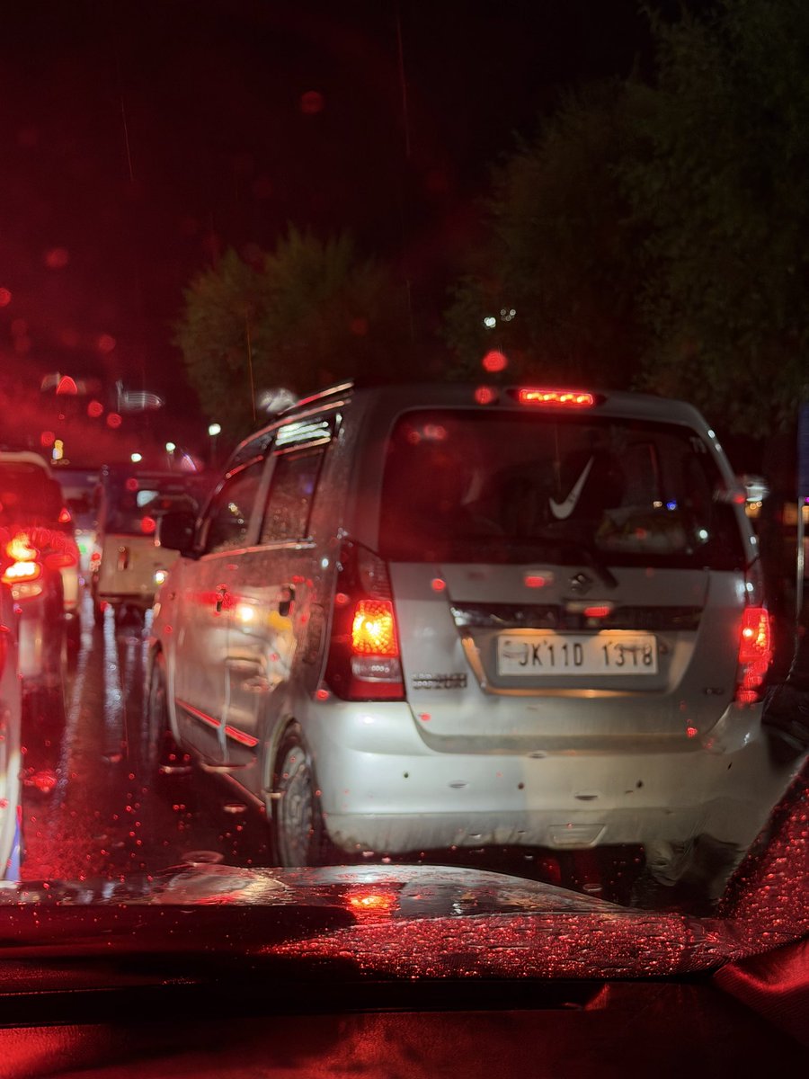 pskapoors's tweet photo. @Traffic_hqrs @srinagaradmin https://t.co/EKOMBx6sFI