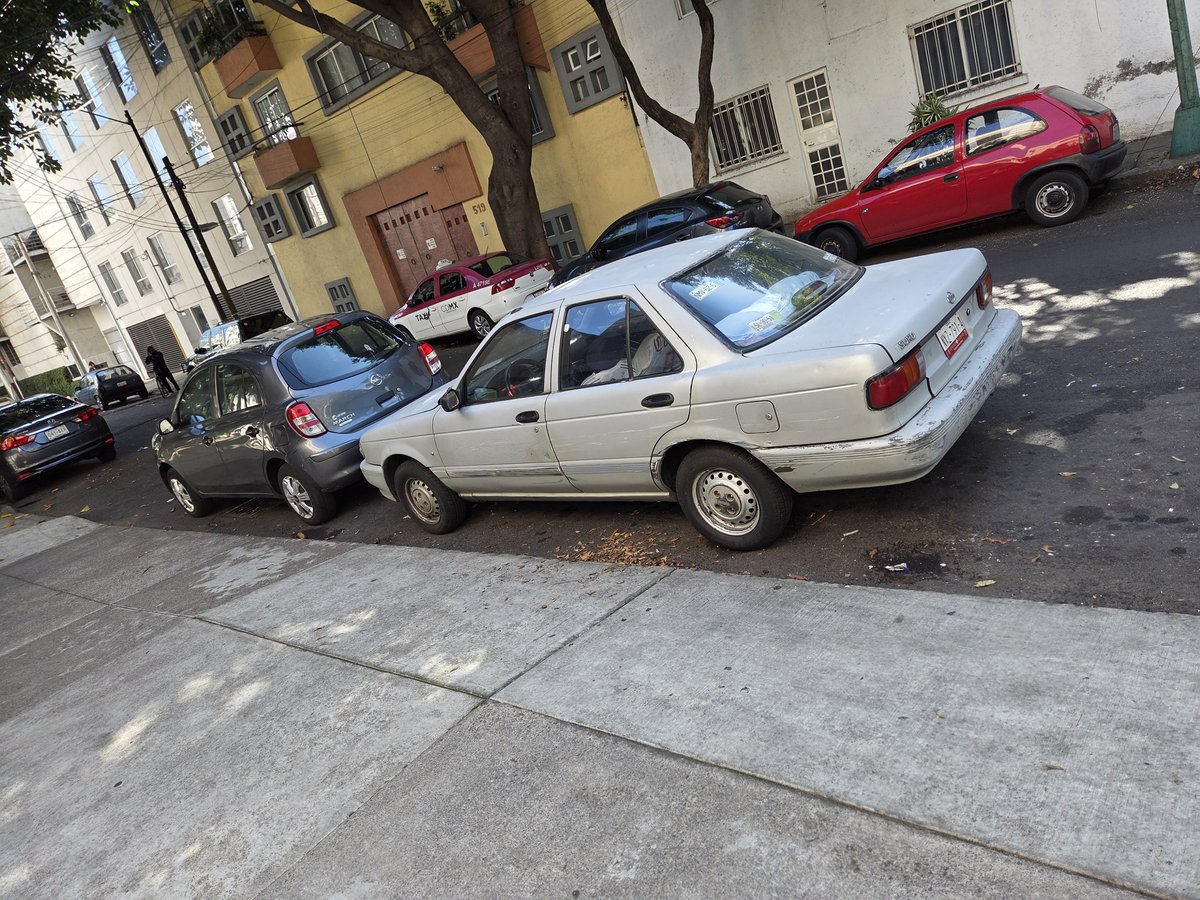 Jorge_Gun's tweet photo. @UCS_GCDMX nuevamente su apoyo por favor, el march gris si tiene el permiso de la empresa de estacionarse ahi el domingo, pero el Tsuru no
De igual forma en la esquina de tokio con emperadores https://t.co/4Kamxolqwk