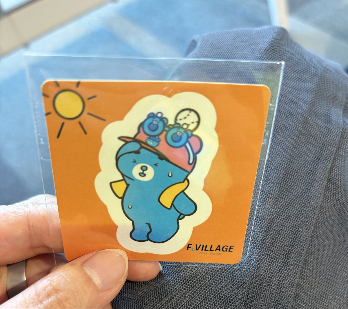 myuhta's tweet photo. 今回の遠征でえふたんにハマって帰って来ましたw
旦那の野球グッズ棚にビジターグッズ棚を作ってもらう事にしました。
ぬいぐるみはスーツケースinで宅配したので並べるのはまた後日のお楽しみ°˖✧
コーヒーのマシュマロが極上の柔らかさでした！ https://t.co/LFaAgsSxDg