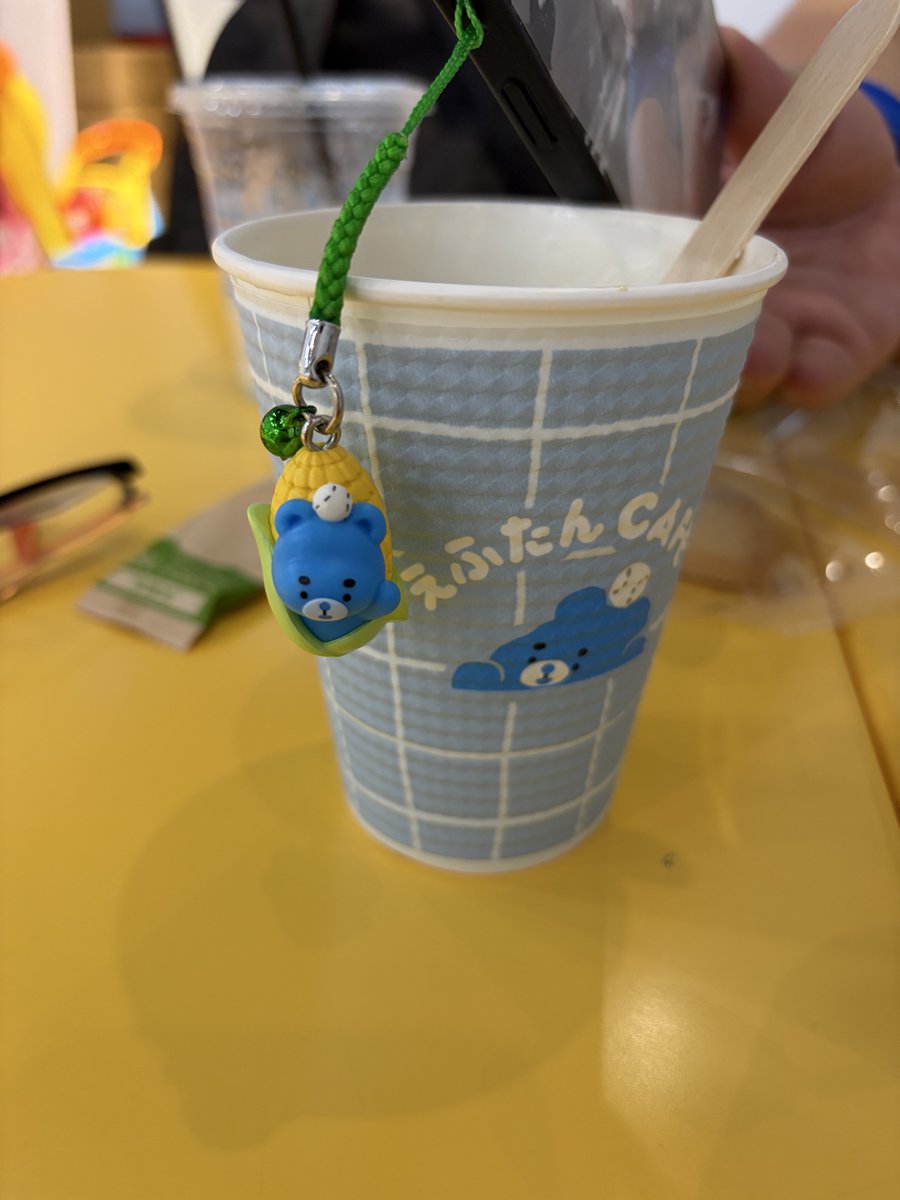 myuhta's tweet photo. 今回の遠征でえふたんにハマって帰って来ましたw
旦那の野球グッズ棚にビジターグッズ棚を作ってもらう事にしました。
ぬいぐるみはスーツケースinで宅配したので並べるのはまた後日のお楽しみ°˖✧
コーヒーのマシュマロが極上の柔らかさでした！ https://t.co/LFaAgsSxDg