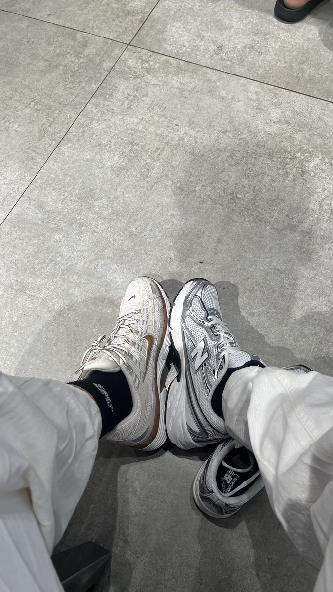 Exanorete's tweet photo. info p6000 white silver metalic size 42 pliss, di dp cm ada size 45-46 buset kaki gajah https://t.co/QaRmVTT6qV