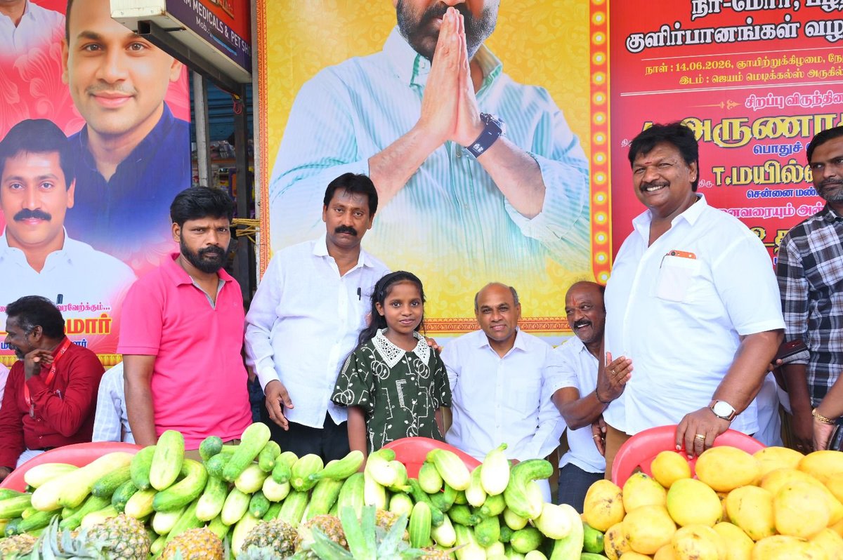 Mathankamaltuti's tweet photo. நம் 
#மக்கள்நீதிமய்யம் 
தலைவர் 
டாக்டர்  #கமல்ஹாசன்MP அவர்களின் அறிவுரைபடி தமிழக மக்கள் வெயிலில் தவித்துக்கொண்டு இருக்கும் மக்களுக்காக நீர் மோர் பழங்கள் வழங்கும் நிகழ்ச்சி இன்று சென்னை மண்டல கட்டமைப்பு பொறுப்பாளர் திரு.மயில்வாகனம் மற்றும் தலைமை பொறுப்பாளர் 
திரு.செந்தில் ஆறுமுகம் தலைமையில் மாவட்ட செயலாளர் திரு.உதய குமார் ஏற்பாட்டில் பெரம்பூர் தொகுதியில் நடைபெற்றது இதில் மக்கள் நீதி மய்யம் நிர்வாகிகள் திராளாக கலந்து கொண்டனர்.

#KamalHaasan