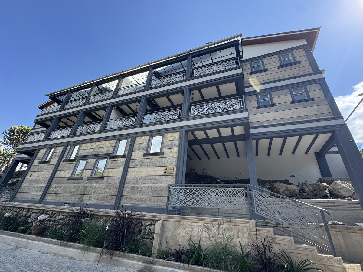 akibaru's tweet photo. Remember the house by the hill , I passed there recently and I saw a beautiful 🤩 complete structure .

All subfloor were composite slabs with 1 meter precast  infills .

Engage https://t.co/XiKN9jJkx9