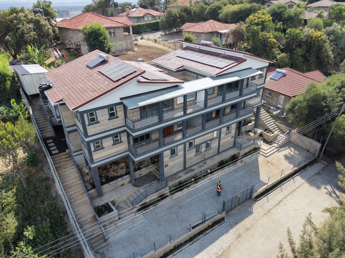 akibaru's tweet photo. Remember the house by the hill , I passed there recently and I saw a beautiful 🤩 complete structure .

All subfloor were composite slabs with 1 meter precast  infills .

Engage https://t.co/XiKN9jJkx9