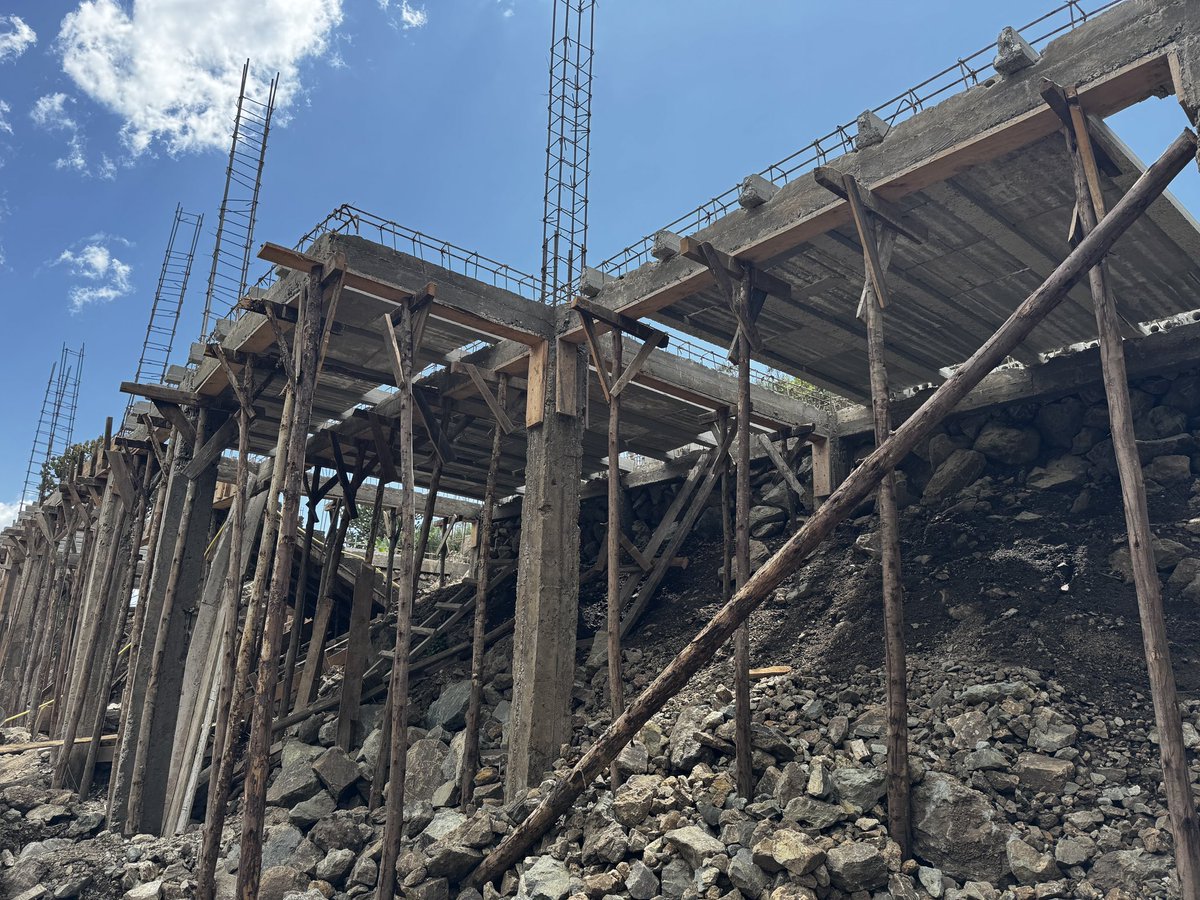 akibaru's tweet photo. Remember the house by the hill , I passed there recently and I saw a beautiful 🤩 complete structure .

All subfloor were composite slabs with 1 meter precast  infills .

Engage https://t.co/XiKN9jJkx9