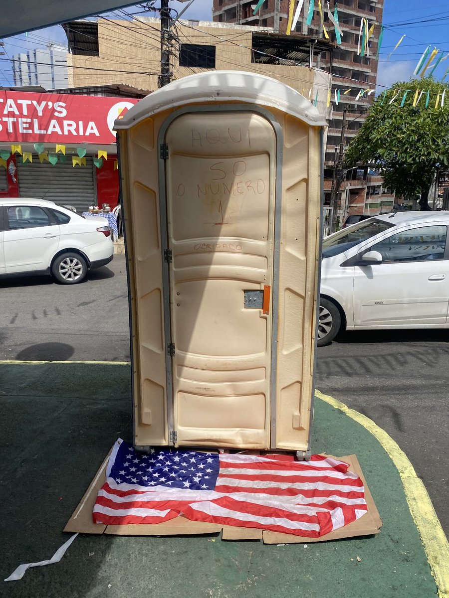 silasque's tweet photo. Amei que aqui no bairro colocaram a bandeira dos EUA como tapete de banheiro químico 💋 https://t.co/cHSbfgSZVa