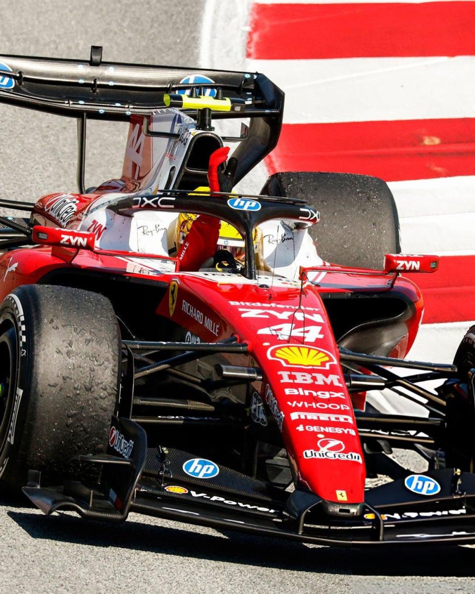 f1speed_indo's tweet photo. 🚨 FERRARI STRATEGY MASTERCLASS~

Ketika Lewis Hamilton diberikan ban soft untuk start, kami langsung tahu kalau Ferrari akan bermain agresif dan lakukan segala cara untuk dapatkan track position.

Beneran kejadian & Ferrari eksekusi strateginya dengan jitu.

Ferrari berani ambil inisiatif untuk pit stop cepat. Mereka menjebak Mercedes di dalam pilihan: mau ikut tiga stop atau bertahan dengan strategi dua stop? Dua-duanya sama-sama merugikan, namun pilihan Mercedes untuk bertahan dengan dua stop memberikan Hamilton track position di P1 pada stint kedua.

Di saat itulah keberuntungan tiba. Mobil Alonso bermasalah, membawa Virtual Safety Car. Rezeki tak ke mana, Ferrari manfaatkan ini untuk dapatkan pit stop gratisan dan curi pimpinan lomba.

Diberi strategi jitu dan mobil kompetitif, kombinasi sempurna untuk membuat Hamilton kembali seperti masa jayanya. Dia belum habis.

Ferrari sempurna.
Hamilton menggila.